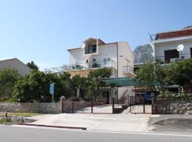 Double Room Gradac 6819a: Gradac şehrinde bir otel