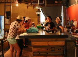 Kamp Houkan-cho Backpacker's Inn & Lounge, viešbutis mieste Okajama