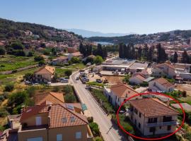 Apartments and rooms with parking space Jelsa, Hvar - 4028, къща за гости в Йелса