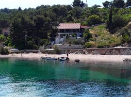 Apartments by the sea Rogac, Solta - 5166, hotel a Grohote