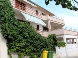 Apartments and rooms by the sea Tisno, Murter - 5106, hotel em Tisno