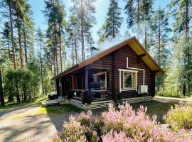 A Unique cottage in a pine forest by the lake, hotel sa Tammela