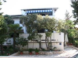 Apartments by the sea Mandre, Pag - 6515, Hotel in Kolan