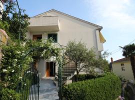 Apartments by the sea Podgora, Makarska - 6664, hotel a Podgora