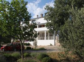 Apartments by the sea Starigrad, Paklenica - 6587, hotel i Starigrad-Paklenica