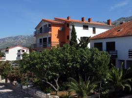 Apartments and rooms by the sea Starigrad, Paklenica - 6591, ξενοδοχείο σε Starigrad-Paklenica
