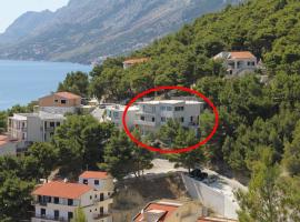 Apartments and rooms with parking space Brela, Makarska - 6895, hotell i Brela