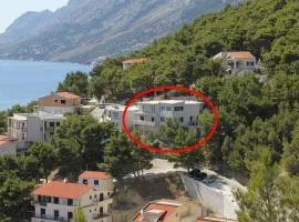 Apartments and rooms with parking space Brela, Makarska - 6895