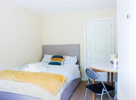 Double Ensuite in Central Forest Row, hotel na may parking sa Forest Row