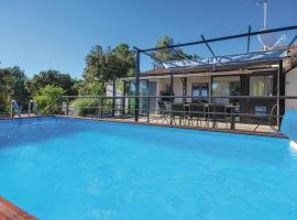 Nice Home In Signes With Swimming Pool, sumarhús í Signes