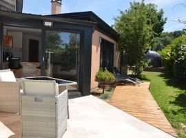 Charmant logis neuf équipé/Piscine/SPA/Sauna/Gym, Hotel am Strand in Heyrieux