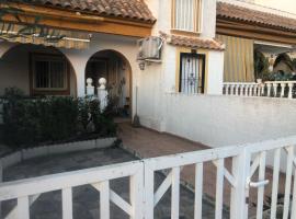 Gran alacant : two bedrooms with private garden: Puerto Marino'da bir otel
