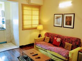 Studio Apartment with Green lawns, hotel em Noida