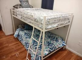 Twin Bunk-Style Bedroom close to downtown, pension in Baltimore