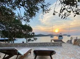 Beach house Danica - resort & tavern BAIN, free transport, pool, Island of Žut - Kornati