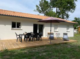 Maison neuve entre Bassin d'Arcachon et Landes，Le Muret的有停車位的飯店