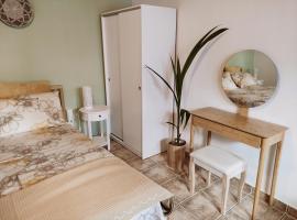 Cozy apartment in Peania (near Airport), hotel near Vorres Museum, Paianía