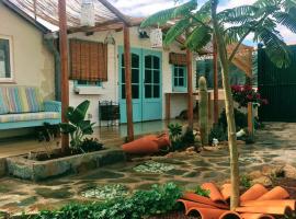 BEAUTIFUL VINTAGE BUNGALOW WIFI PARKING., cheap hotel in Las Galletas