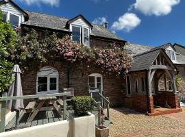 Great Barns, vacation home in South Pool