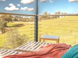 The views!Lovely apartment on acreage with magnificent views, dog friendly, feriebolig i Panton Hill
