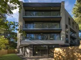 Luxury 3 bed flat with large terrace, sea views and hot tub