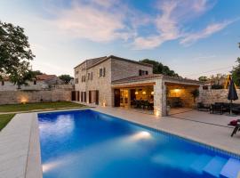 Istria Time - Villa Nyma - Heated Pool, hotel con parking en Mrgani