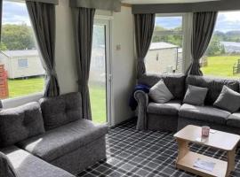 TL083 - 2 Bedrooms indoor pool Loch Views fishing Golf Riding Shooting Water Sports 15 min drive to beaches PASSES NOT INCLUDED Most Activities Will Not Be Available Out Of Season Please Check Before Booking, camping resort en Newton Stewart