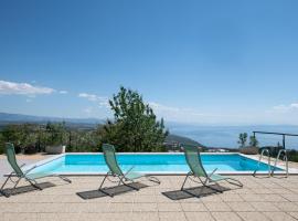 Villa Kruno, with the pool and spectacular sea view, üdülőház Abbáziában