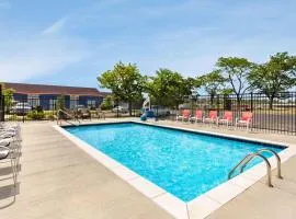 Super 8 by Wyndham Lenexa Overland Park Area/Mall Area