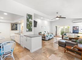 Your Perfect Home Charming 2BR2BA Apartment with Full Kitchen WD & AC, hotel in Kailua