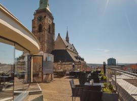 Hotel Central, hotelli, jossa on porealtaita Plzeňissä