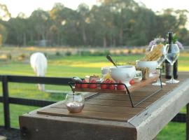 Wagtail Nest Country Retreat - Longford Vic 3851, hotel with parking in Sale