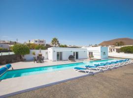 Casa Conil with a private 25 meter heated pool, hotell sihtkohas Conil