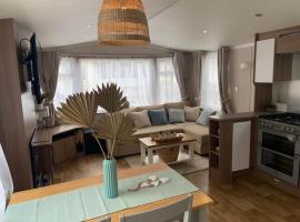 Cosy, coastal themed Holiday Home, Rockley Park, Poole, Dorset, spa hotel in Poole