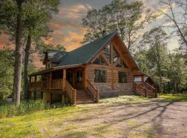 Northwoods Log Cabin - 3 acre retreat!, hotel a Webb Lake