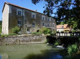 Le Moulin de Moquesouris - Chambres d'hôtes et table d'hôte، فندق في Nazelles