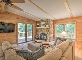 Spacious Cabin on Cross Lake Treehouse and Sauna!, villa in Cross Lake