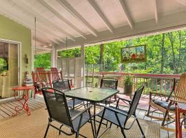 Tranquil Creekside Cottage with Deck and Lanai, hotel con parcheggio a Franklin
