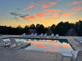 SKYLARANNA Resort & SPA, hotel in zona Aeroporto Regionale di Asheville - AVL, 