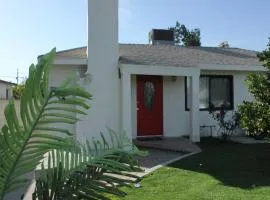 Entire 3 Bedroom Home with Golf Putting & hot spa