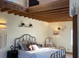 Les volets bleus, medenc&eacute;vel rendelkező hotel Cierges v&aacute;ros&aacute;ban