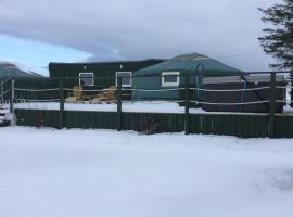 Colourful Mongolian Yurt enjoy a new experience, holiday home in Turriff