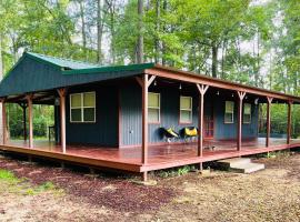 Cabin 2 - Modern Cabin Rentals in Southwest Mississippi at Firefly Lane, hotel amb aparcament a Summit