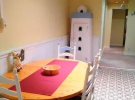 Ruim nostalgisch gelijkvloers appartement op wandelafstand van de zee