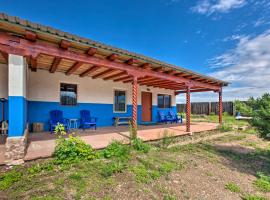 Cottage with Patio and Grill - 25 Min to Taos Valley!, holiday home in El Prado