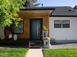 The Blue Door Bungalow - Oldtown, Well-Equipped Kitchen, hotel with parking in Loveland