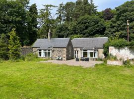 Peaceful woodland cottage with fireplace, beach hotel in Elie