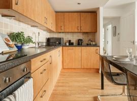 Lux Waterfront 2 bed Apt, V&A 10min walk, St Andrew's Golf 25min drive, family hotel in Dundee