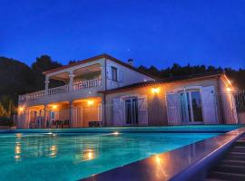 Ģimenes viesnīca Luxury villa with jacuzzi pilsētā Montbrun-des-Corbières
