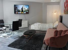 Cosy Central Luton Studio Flat -Ideal for Airport!: Luton şehrinde bir otel